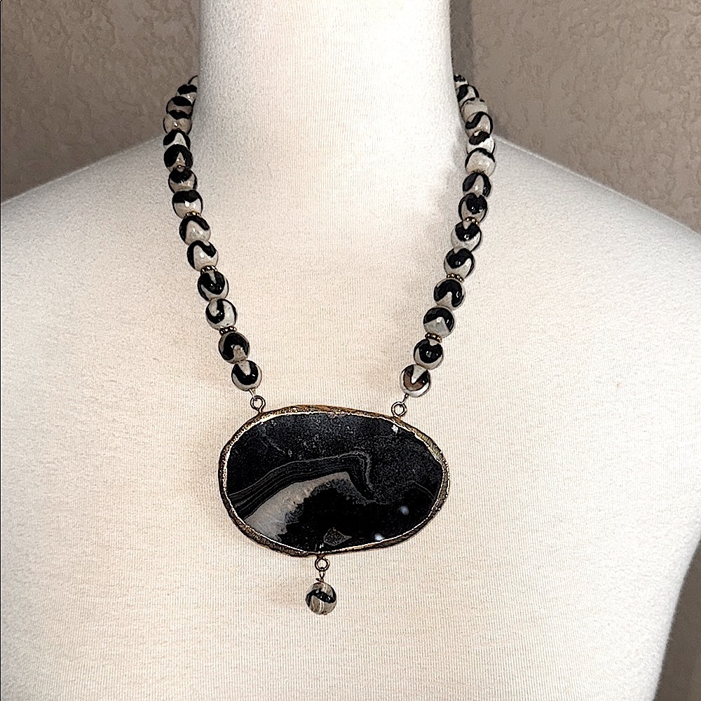 Elegant Vintage Black Agate Slice Gold Pendant Necklace